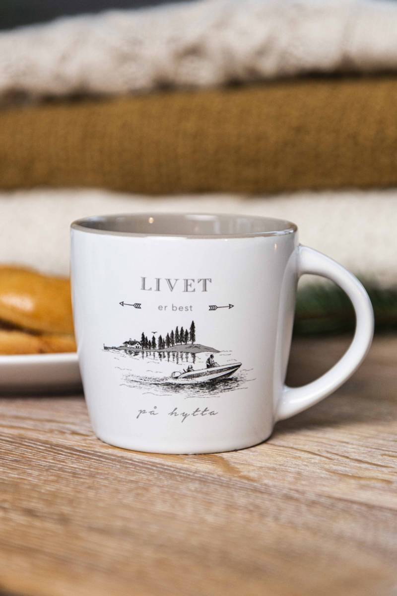 Livet er best på hytta - ved sjøen