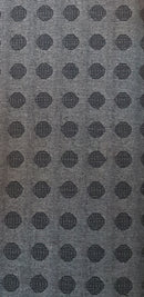 Grå med svarte prikkar