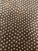 Brun med kvite prikkar