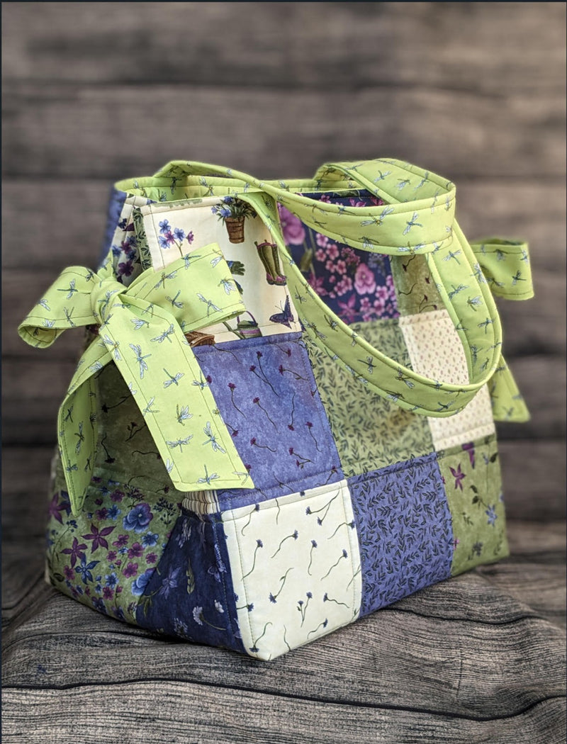 Box bottom and bows tote