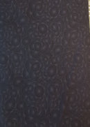 Svart med runde blomster